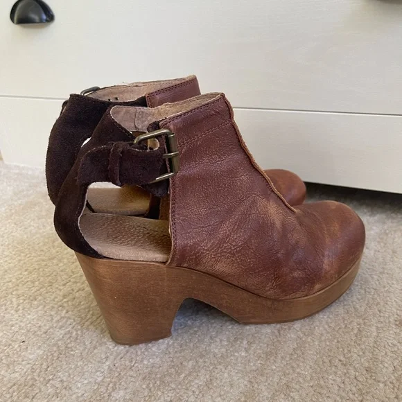 Brown Leather Women's Clogs - Picture 4 of 8